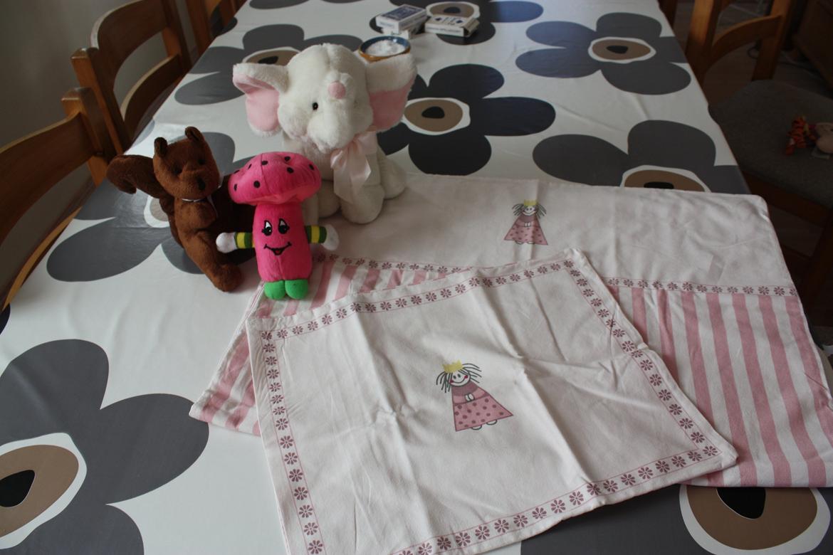 Alma 1 års fødselsdag. - Gaverne :)
Det hele købt i genbrug, også det søde sengesæt som skal på baby-dynen, som hun har i sin transportkasse :) billede 31