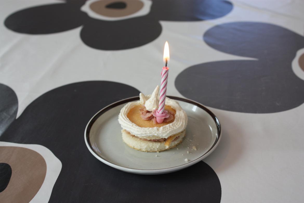 Alma 1 års fødselsdag. - Fødselsdagskagen:
Med tun, flødeskum og 1 lys .. billede 42