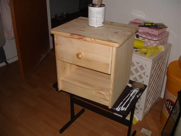 Min kreative ting! - Natbord. Købt i ubehadlet træ. Sammelselv sæt.
Dette billed er før det blev malet! billede 5