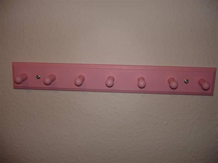 Min kreative ting! - Ubehandlet knagerække, som jeg har malet lyserød. Hænger på min datters værelse. billede 7