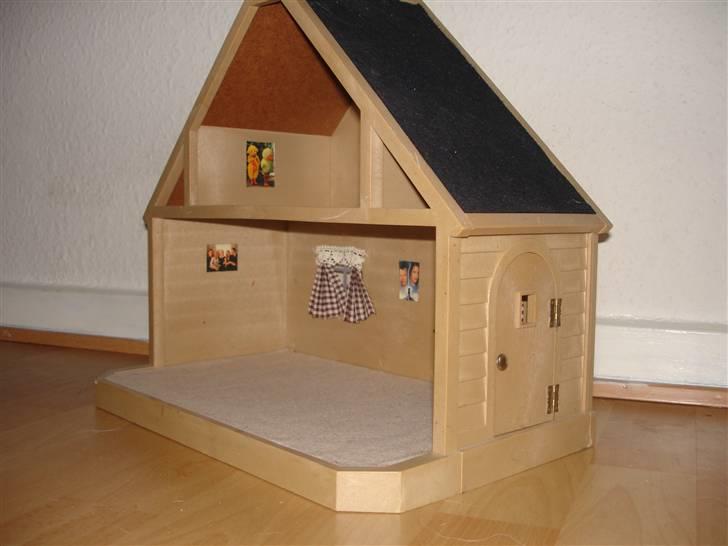 Min kreative ting! - Mit gamle dukkehus som jeg har sat i stand.
Der er limet sort filt-stof på taget. billede 8