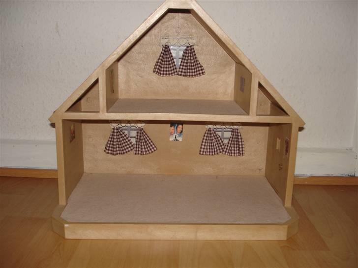 Min kreative ting! - Der er lagt(limet)  lyst filt-stof på gulvet. billede 9