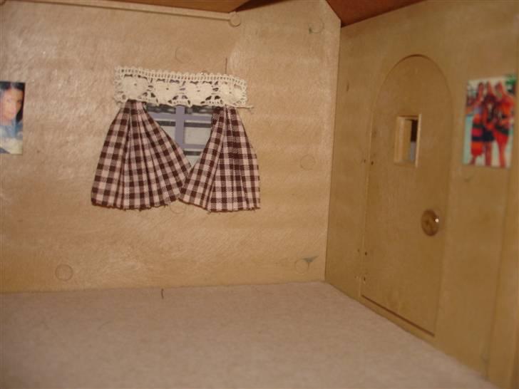 Min kreative ting! - Stue etagen.
Jeg har lavet gardiner og sat billeder op. Alt er limet op/fast, da huset er i hård plast. billede 12