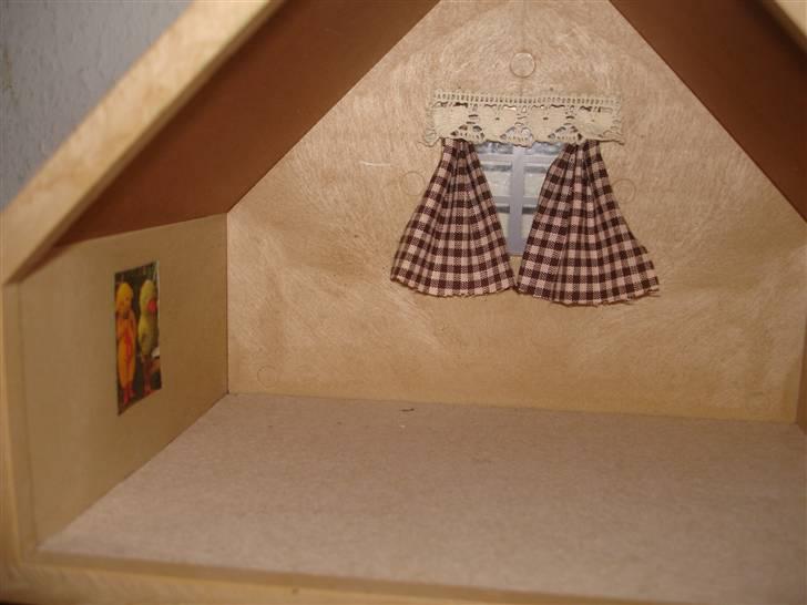 Min kreative ting! - 1. sal i dukkehuset.
Også med gardiner og billeder. billede 13
