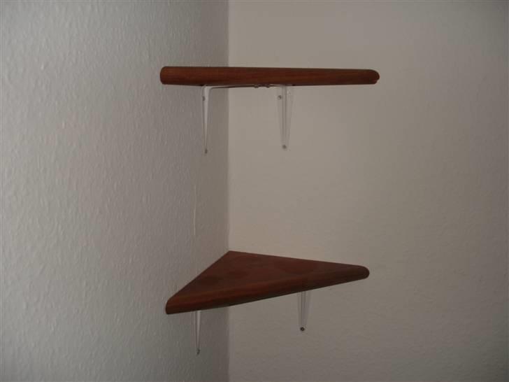 Min kreative ting! - Hylder jeg har fået min stedfar til at sav ud. De hænger over natbordet. På dem står der en lille Playbog meltaldåse, med kondomer i, masage olie med duft, håndjern med plys og starinlys - Bare til pynt! billede 14