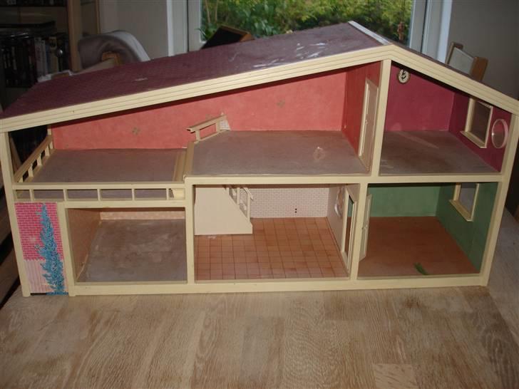 Min kreative ting! - Dukkehus (FØR)
Så kom mit hus (11/7 - 07)
Det er i rigtig dårlig stand, så der skal laves meget, men det er bare dejligt at der er noget at gå i gang med. Alle døre og vinduer skal skiftes. Og der skal nyt tapet og gulve over alt. Der skal nok også ny trappe op. billede 18