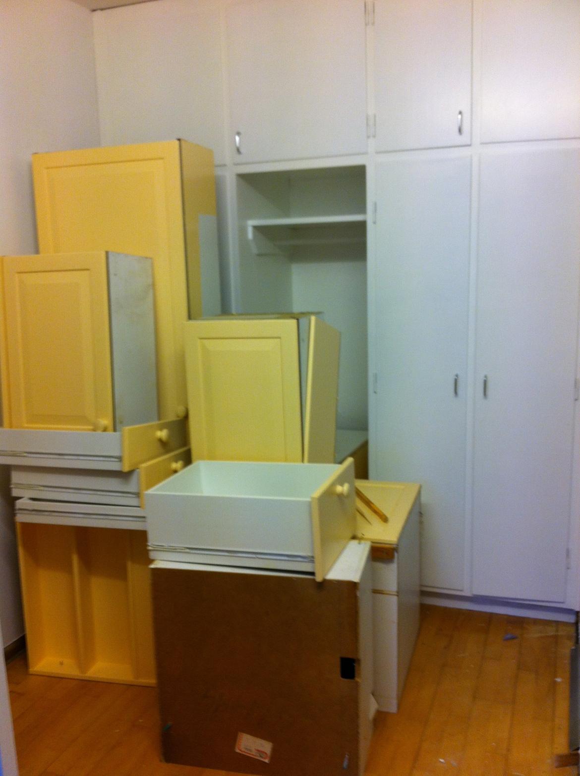 Lejlighed - renovering - Skabet i gangen.. Rives ned og erstattes med skydelåger billede 8