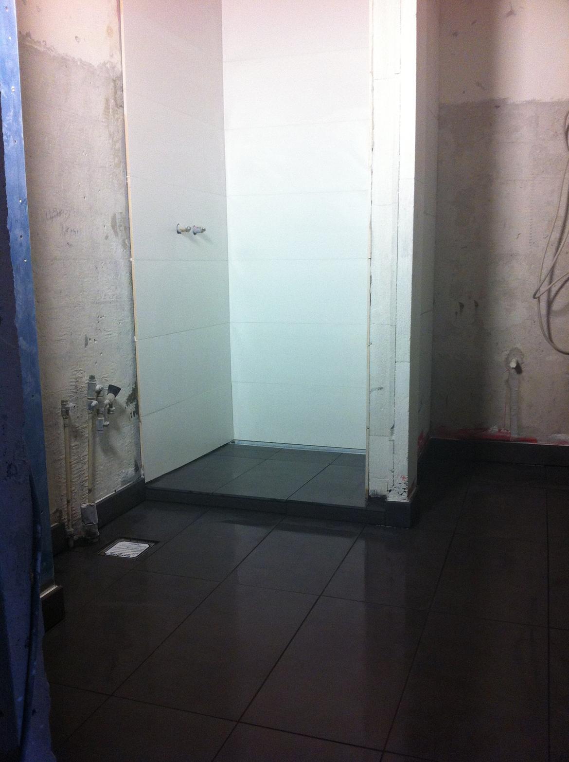 Lejlighed - renovering - De nye fliser på badeværelset :-) billede 19
