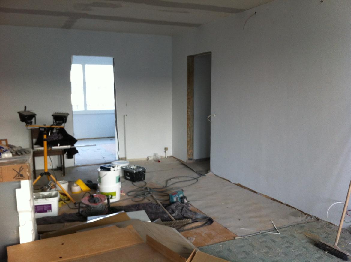 Lejlighed - renovering - Stuen, med filt, mangler maling. billede 23