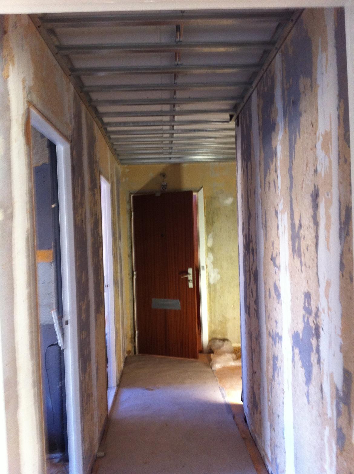 Lejlighed - renovering - Gangen set fra stuen. Tapet er næsten nede og der er gjort klar til nedskænket loft. billede 17