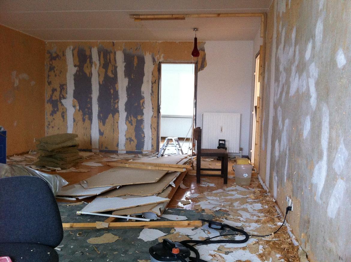 Lejlighed - renovering - Stuen uden ekstra vægge, og det meste tapet er nede. billede 16