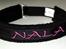Halsbånd med tekst/navn - 
25mm sort webbing - 25mm d-ringe - sort fleece - sort pyntebånd - pink skrift+syning