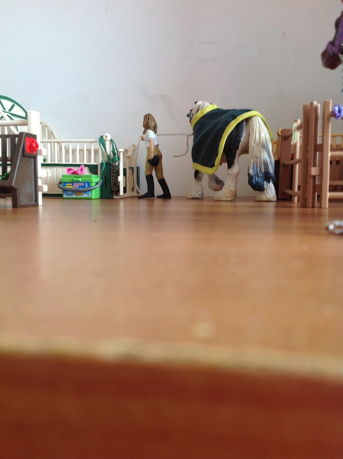 Min schleich stald - så blev hesten trukket ind fra fold billede 4