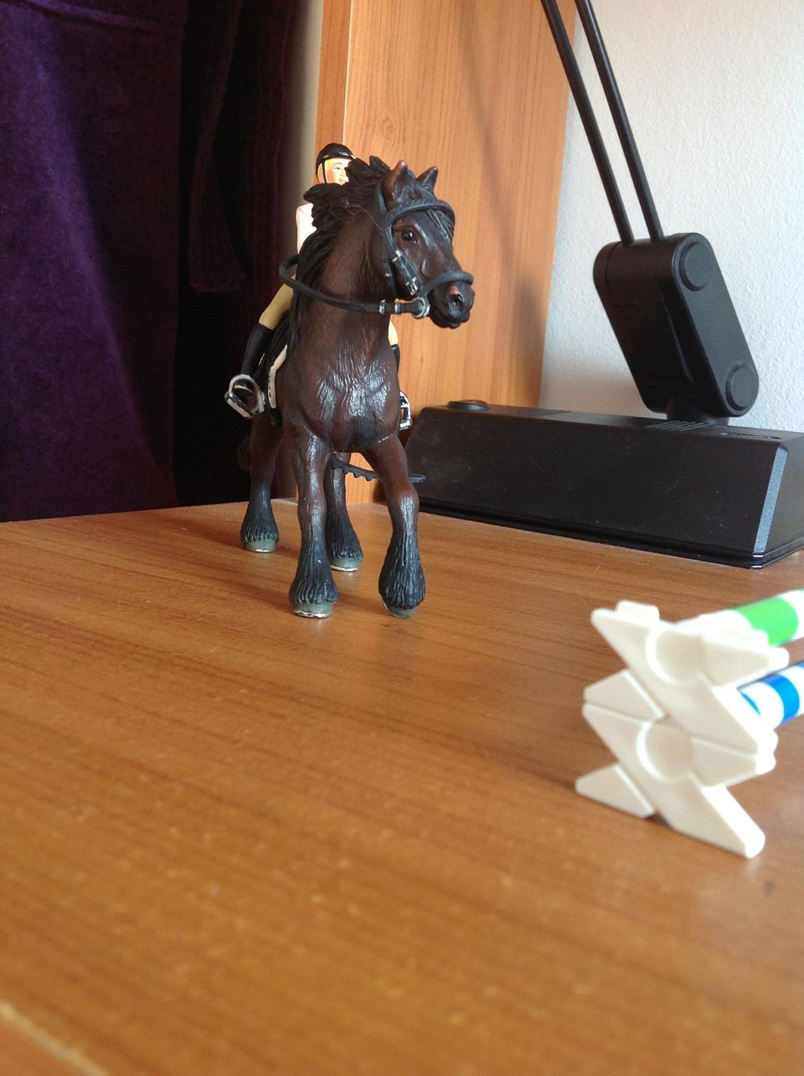 Min schleich stald - Ridning:) billede 1