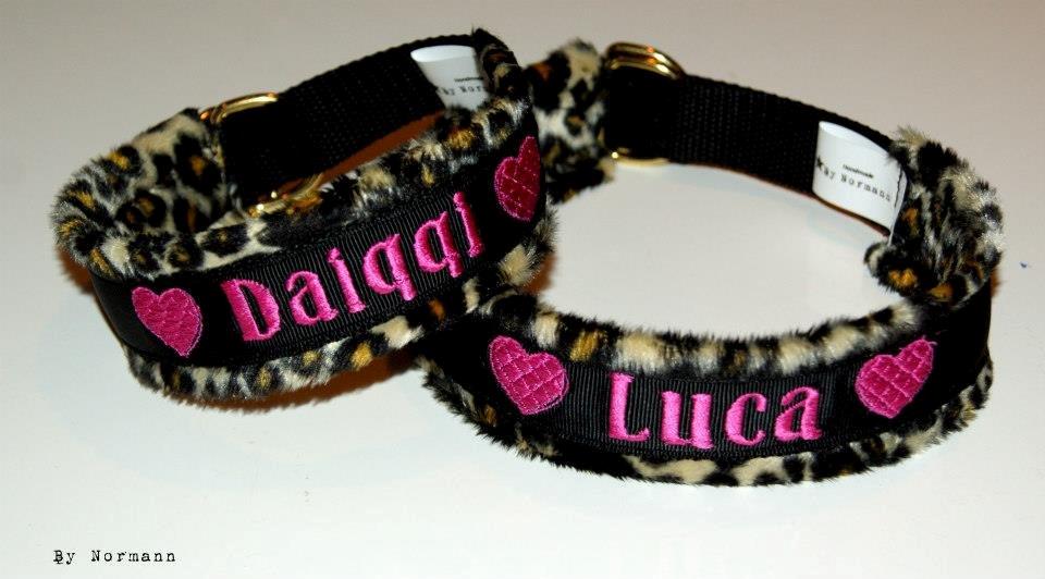 Halsbånd med tekst/navn - 25mm sort webbing - messing d-ringe - leopard "pels" - sort 22mm pyntebånd - pink tråd til hjerter og navne (25/34 & 36/45) billede 3