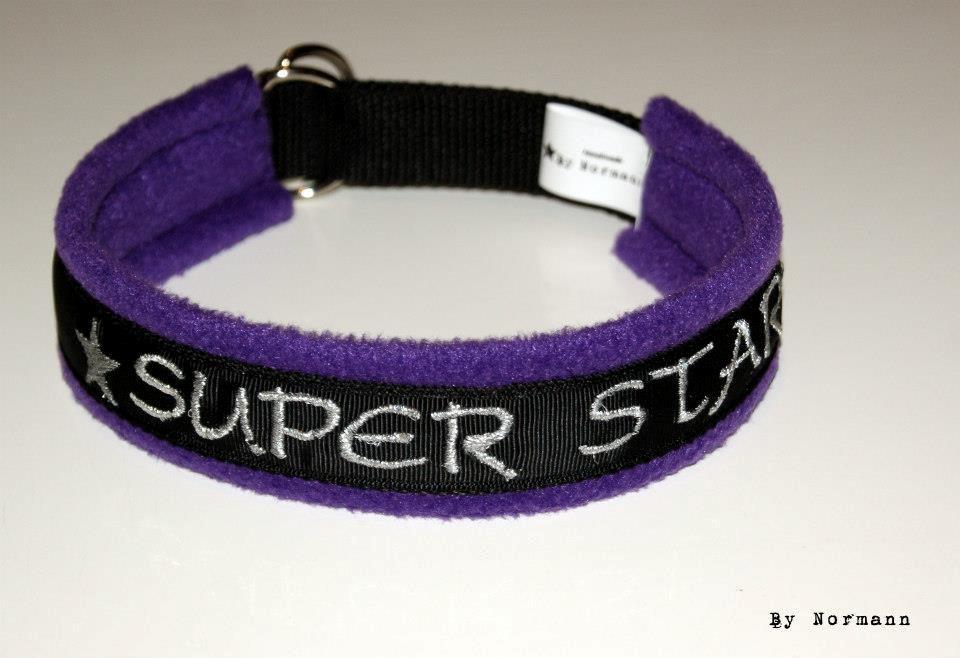 Halsbånd med tekst/navn - 
25mm sort webbing - lilla fleece - sort bånd - tekst & stjerner skrevet med sølvfarvet tråd billede 4