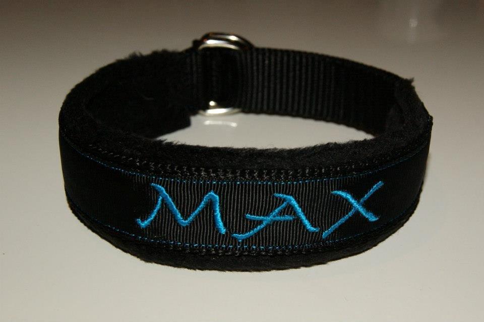 Halsbånd med tekst/navn - 25mm sort webbing+d-ringe - sort fleece - sort pyntebånd - turkis skrift - max 36 cm billede 6