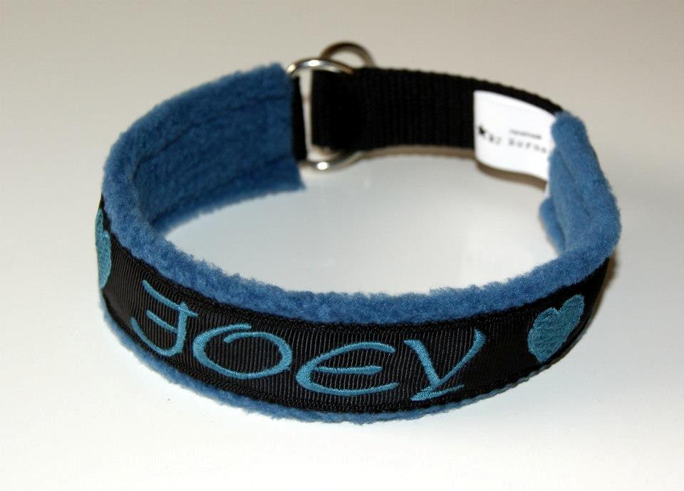 Halsbånd med tekst/navn - 
25mm sort webbing - 25mm d-ringe - petrol fleece - sort bånd - petrol tråd til navn + hjerter. billede 8