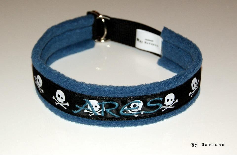 Halsbånd med tekst/navn - 
25mm sort webbing - petrol fleece - sort bånd m. hvide skulls - navn skrevet med petrol farvet tråd billede 15