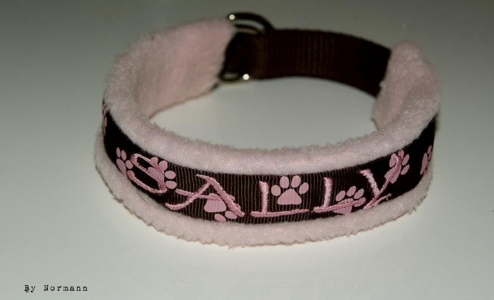 Halsbånd med tekst/navn - 
20mm brun webbing - 20mm d-ringe - lyserød fleece - brunt bånd m. lyserøde poter - lyserød tråd til navn billede 17