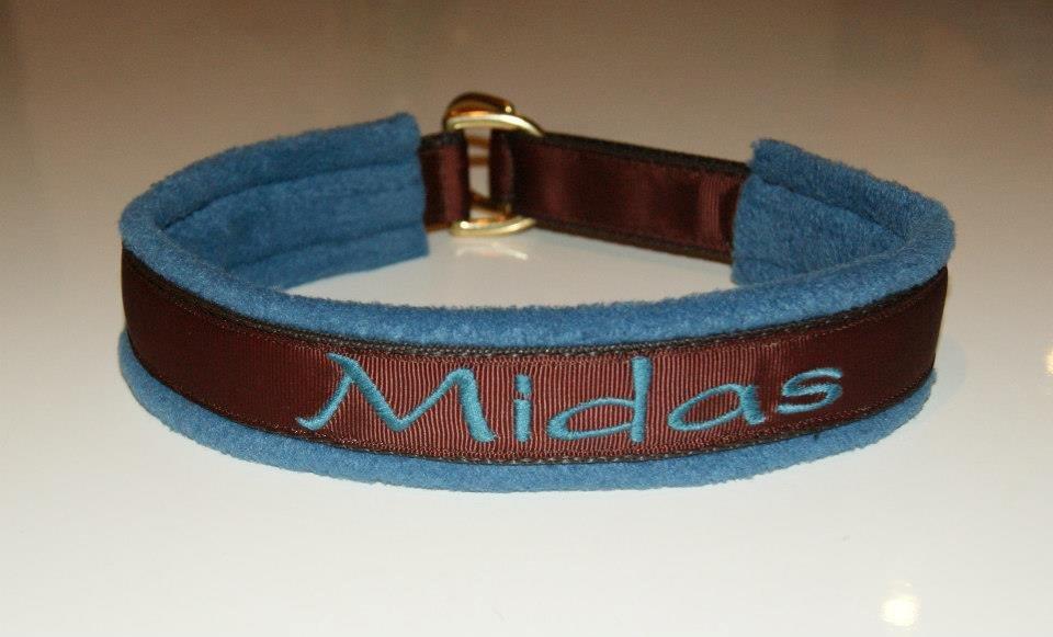 Halsbånd med tekst/navn - 25mm brun webbing - 25mm messing farvet d-ringe - 22mm brun pyntebånd der går hele vejen ned omkring d-ringene - petrolum farvet fleece + skrift  billede 19