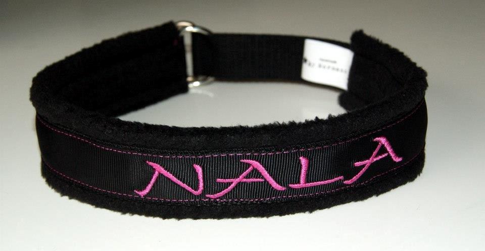 Halsbånd med tekst/navn - 
25mm sort webbing - 25mm d-ringe - sort fleece - sort pyntebånd - pink skrift+syning billede 23