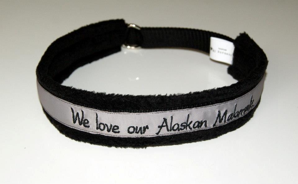 Halsbånd med tekst/navn - 
25mm sort webbing - 25mm d-ringe - sort fleece - gråt pyntebånd - sort tråd til tekst billede 24