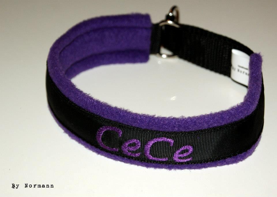 Halsbånd med tekst/navn - 
25mm sort webbing - 25mm d-ringe - lilla fleece - sort pyntebånd - navn skrevet med lilla min 36 max 43 cm billede 25