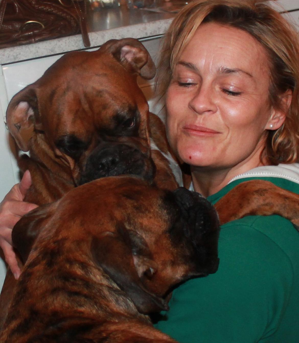 mig og nogen af de hunde jeg endten ejer eller har hjuipet videre  billede 2