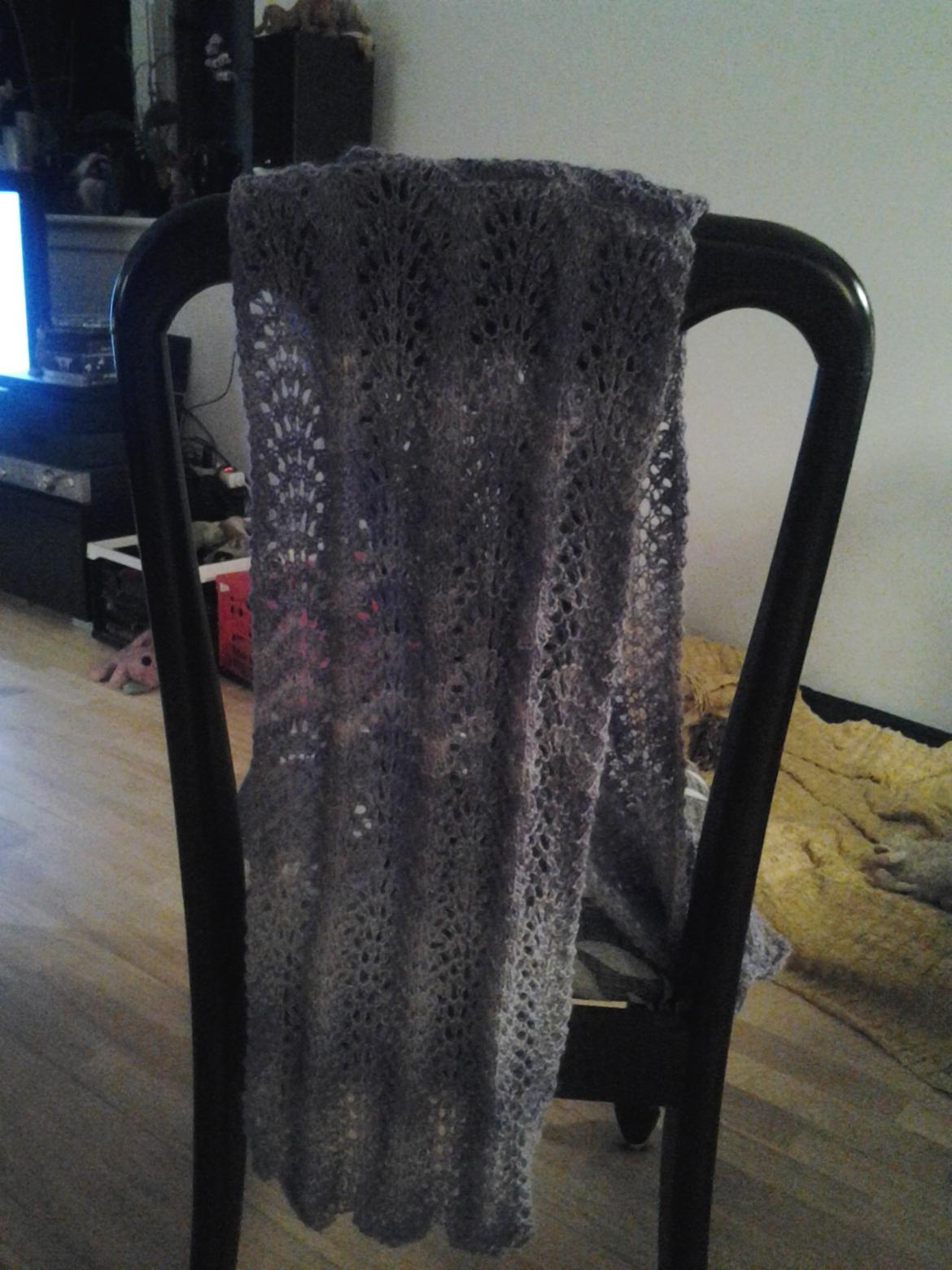 Mine hæklerier/strikkerier - Strikket tørklæde i påfuglemønster billede 17