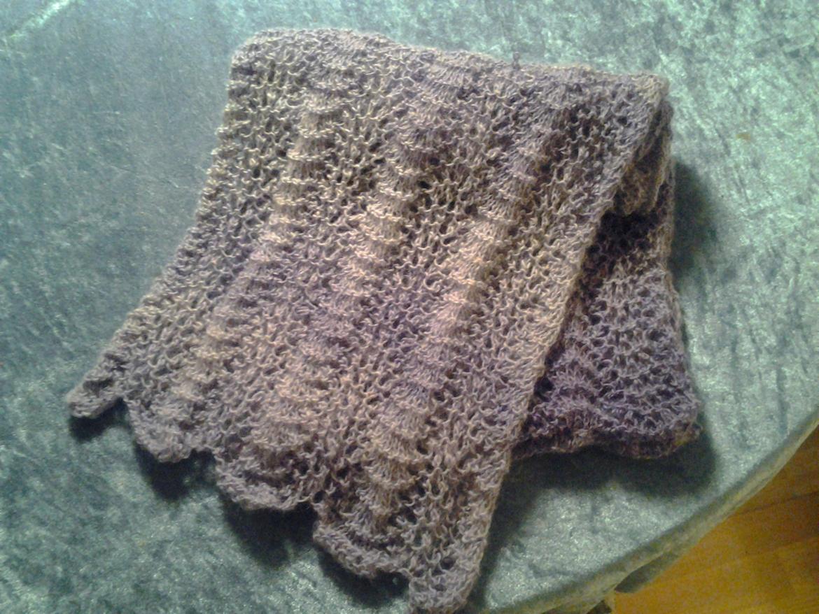 Mine hæklerier/strikkerier - Strikket tørklæde i påfuglemønster billede 18