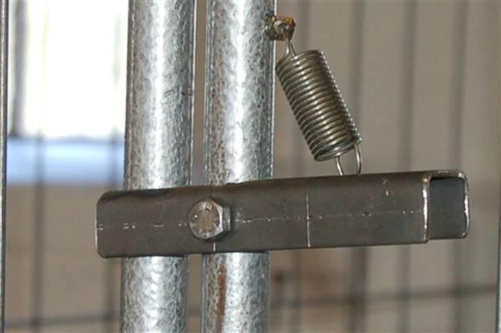 Hundebokse & løbegårde - Sådan ser låsene ud i boksdørene. billede 10