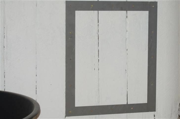 Hundebokse & løbegårde - Så skal der laves hul i muren - først påmonteres der en metalskinne, til at holde sammen på brædderne. billede 14