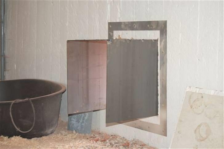 Hundebokse & løbegårde - Derfor monterer vi yderligere, en metalplade hele vejen rundt inde i selve muren, for at holde sammen på det hele. billede 17