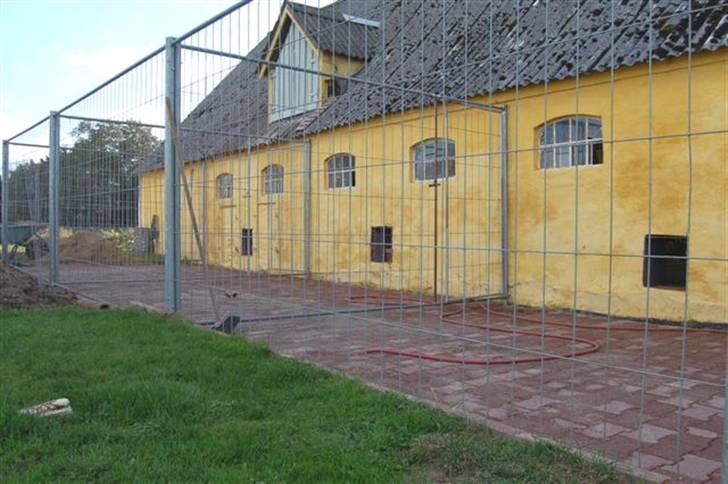 Hundebokse & løbegårde - Nu mangler vi bare, at lave en vippeanordning midt inde i hullerne (ligesom en hundelem i en dør) så det ikke trækker ind - flere billeder følger, når vi engang har fået det lavet :-) billede 24