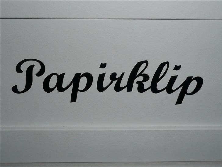 Kreativitet  - Kasse. Malet hvid og klistret "navn" på. Her med papirklips-materialer billede 21
