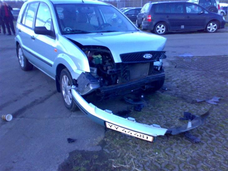 Smadret bil :( - Fra den ene side.. billede 1