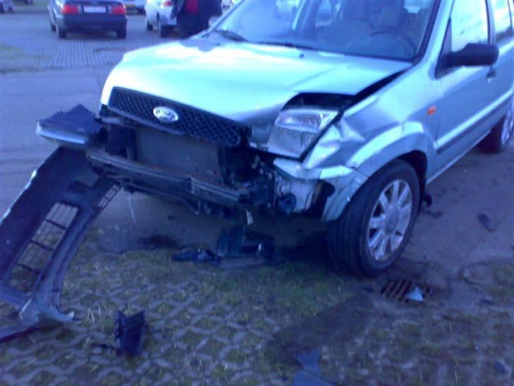 Smadret bil :( - Og den anden side... :( min fine bil.. billede 2