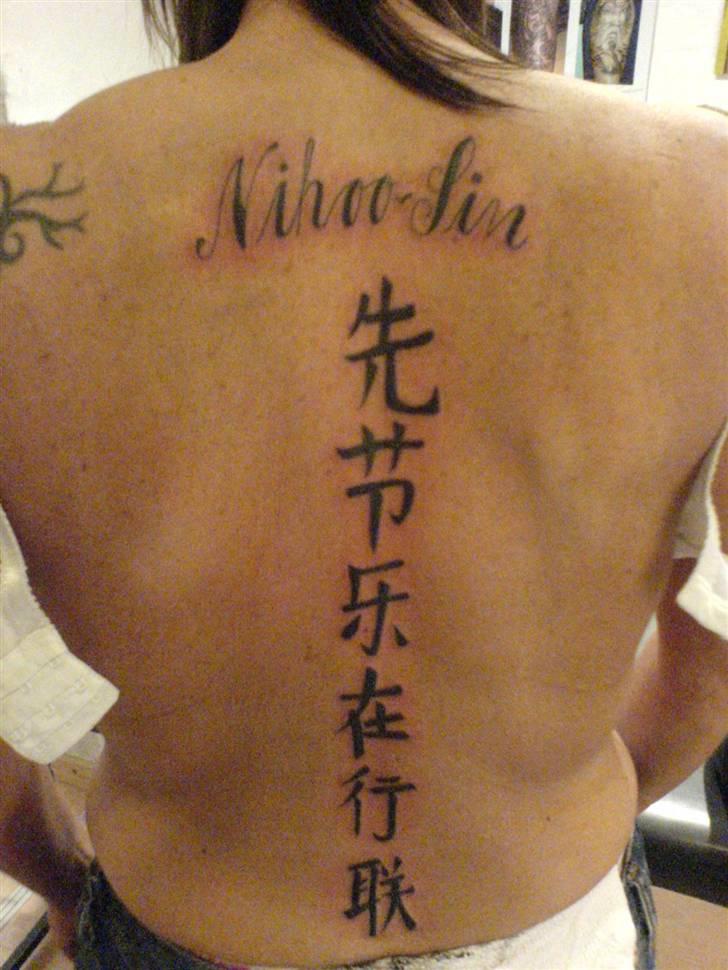Mine Nihoo-sin tattoo´s  - Fik skrevet Kenzoo ned af rygsøjlen..... og mit NIHOO-SIN hen over ryggen.... billede 3
