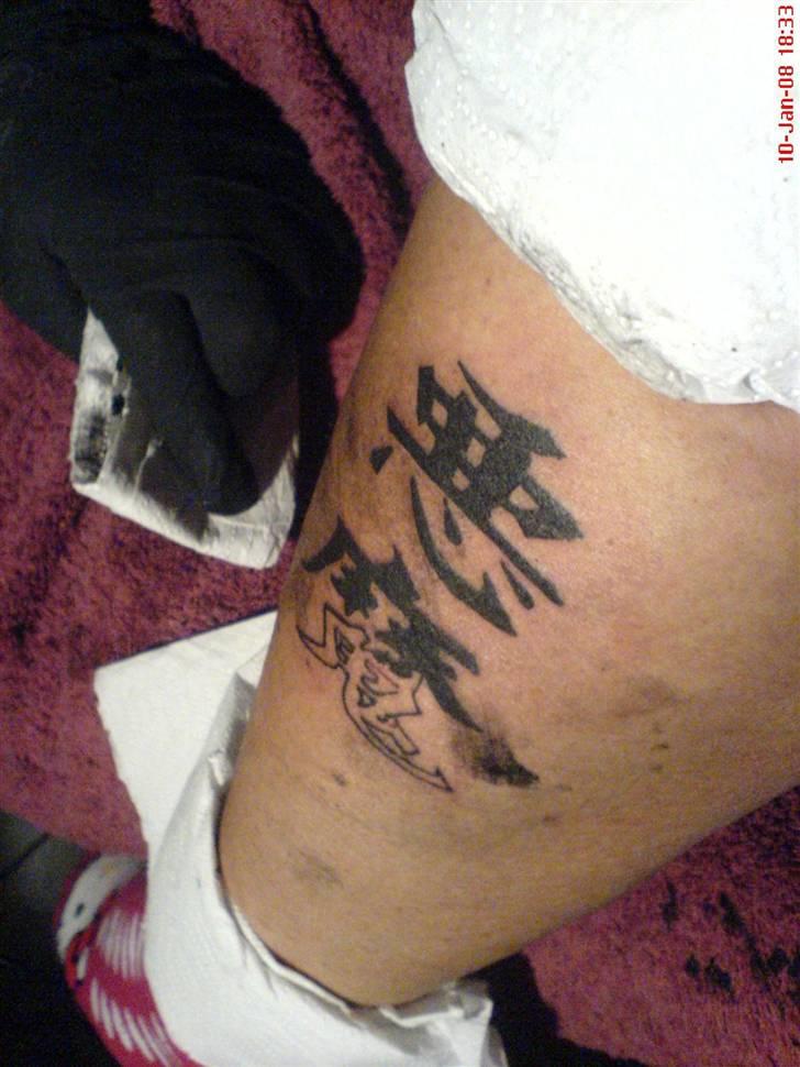 Mine Nihoo-sin tattoo´s  - Her er jeg ved at få den lavet på min læg muskel.... billede 8