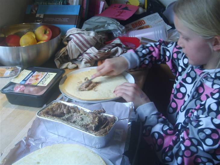 Batties føs´dag - Så er min menneskesøster i gang med at kreere den fineste lagkage - først smøres der i et jævnt lag en bakke leverpostej på en lagkagebund.. billede 0