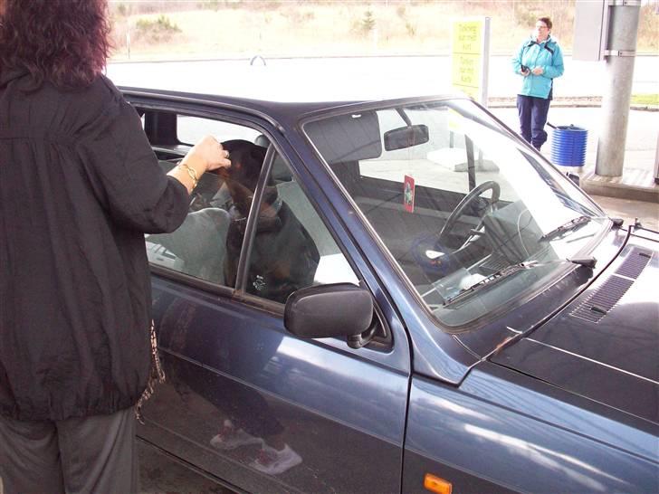 Boss til 90 års fødselsdag - Vil du ikke køre med mig mor? der er masser af plads til dig ...... omme på bagsædet kan du se ;-) billede 3