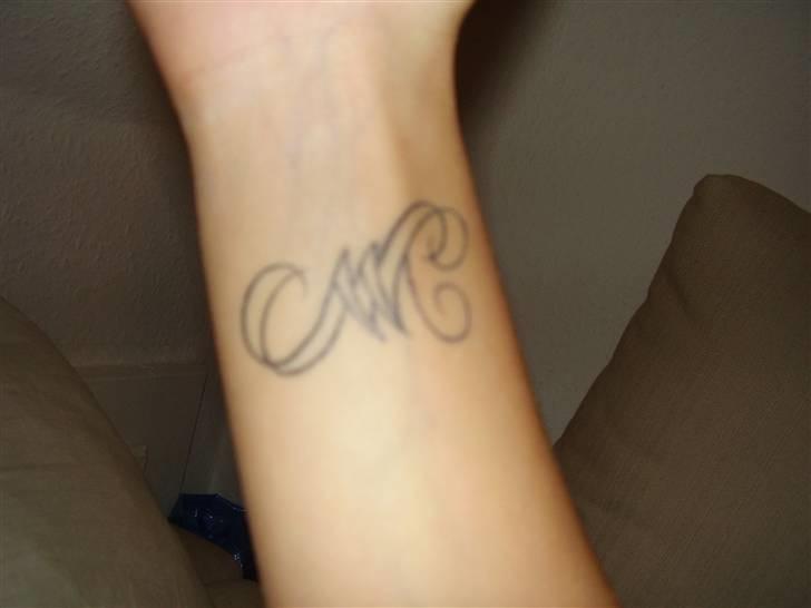 Vores tattoo´s - Min kærestes på højre håndled, et M og et N flettet sammen billede 4