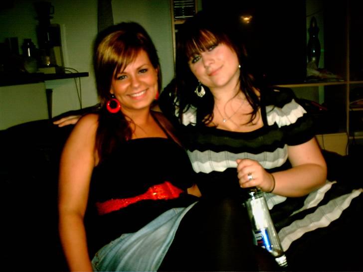 Min mor og far - Min mor sammen med hendes veninde ditte, som har en rigirg sød bulldog vi tit leger med, han er kærester med molly billede 3