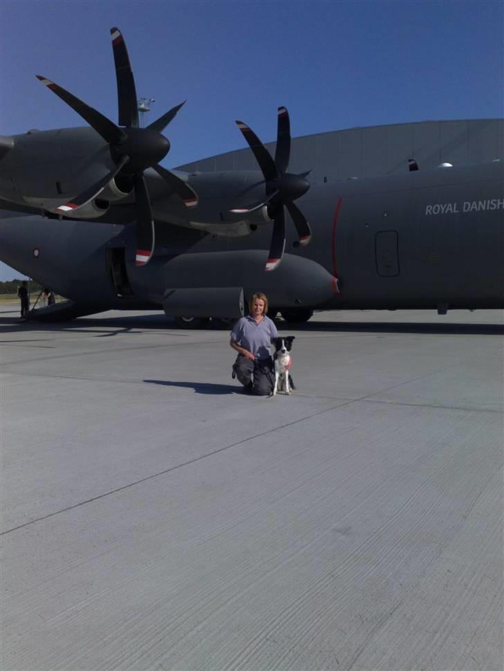Salsa på flyvetur med Hercules fly... - Salsa &  jeg  foran Hercules... billede 1