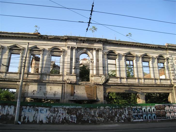 Ferie i Rumænien - En tom facade. Resten af bygningen er væk - og dette er ikke et sjældent syn i Rumænien billede 1