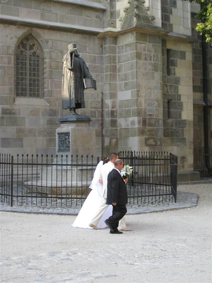 Ferie i Rumænien - Mens vi gik rundt og kiggede på kirken, kom dette brudepar forbi... det var forøvrigt et af mange vi så den dag. billede 7