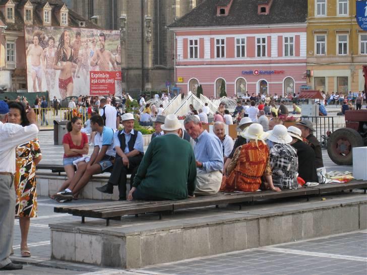 Ferie i Rumænien - Byens gamle samles på torvet billede 10