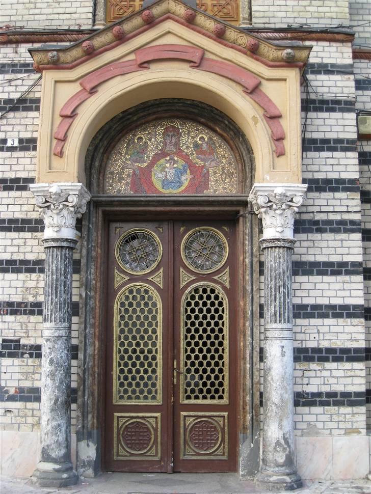 Ferie i Rumænien - Indgangspartiet til en af de mange kirker i Brasov billede 11