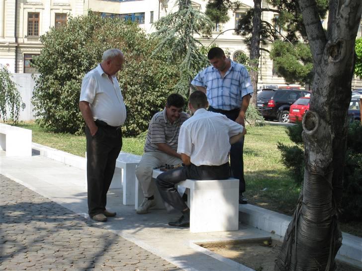 Ferie i Rumænien - Rumænsk dagligdag. Mænd, der spiller skak eller backgammon billede 43